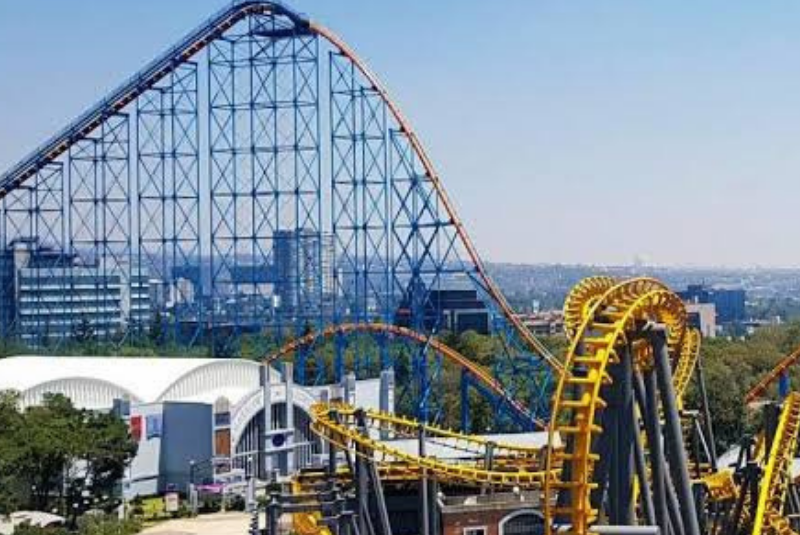 Denuncian discriminación a pareja gay por besarse en Six Flags