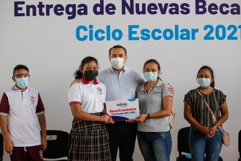 Renán Barrera entrega Becas Económicas para el nivel primaria y secundaria de escuelas públicas