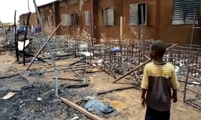 Suman 26 niños muertos tras incendio en primaria de Níger