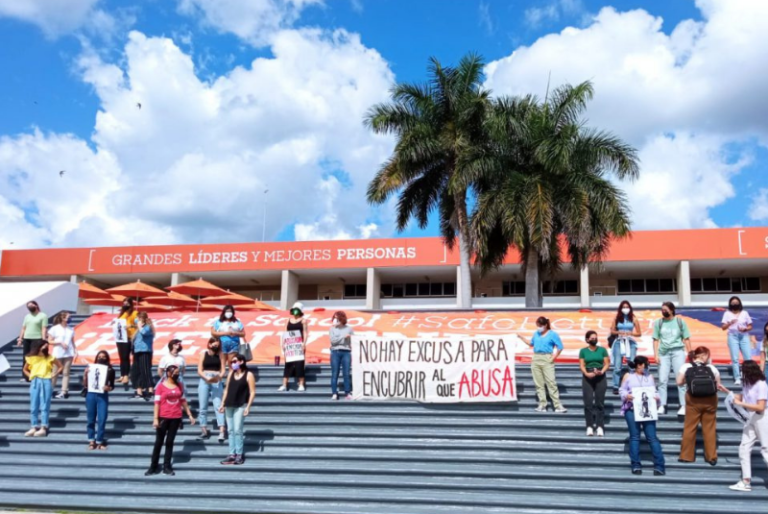 Estudiantes se manifiestan en la Universidad Anáhuac Mayab por caso de violencia digital