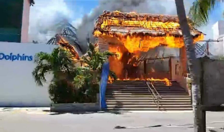 Parque Dolphin Discovery se incendia en Isla Mujeres