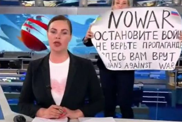 Francia ofrece asilo a Marina Ovsyannikova, periodista que protestó contra la guerra en televisión rusa