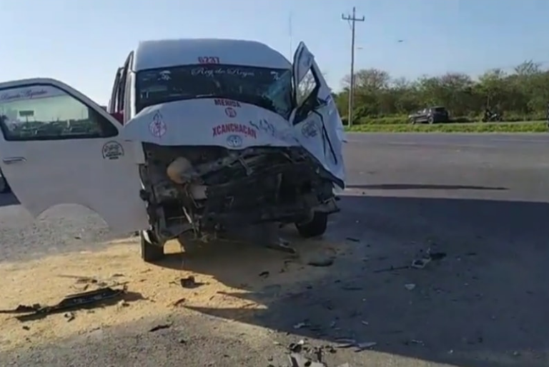 Chocan camión de Situr y combi de pasajeros en la Mérida-Cancún; hay ocho lesionados