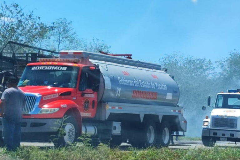 Se incendia camión en la carretera Baca-Motul