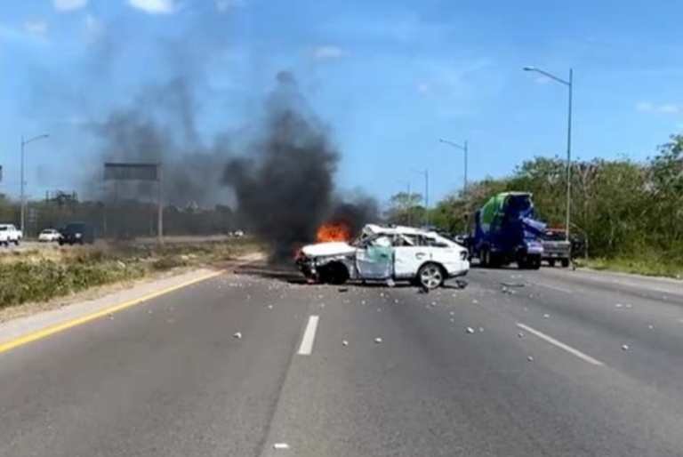 Vuelca y se incendia vehículo en la Mérida-Progreso