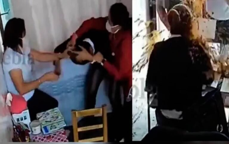 Por celos, presidenta de DIF avienta agua con chile a mujer (Video)