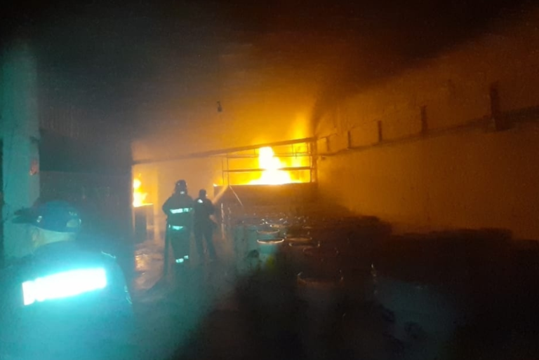 Kanasin: Incendio consume bodega de pinturas y solventes