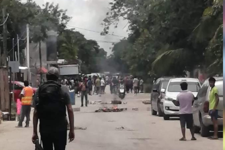 Desalojo desata enfrentamiento entre ciudadanos y policías en Tulum