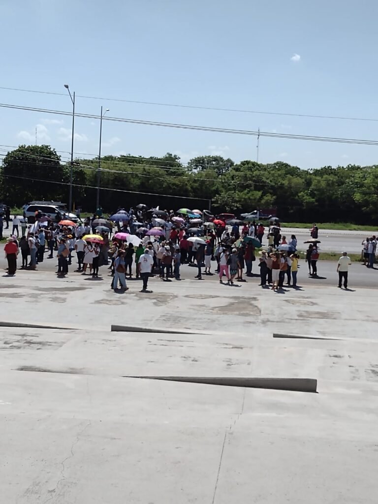 Traidores, acarreados, cobardes y bloqueos, hubo de todo en la aprobación de la nueva Ley del ISSTEY