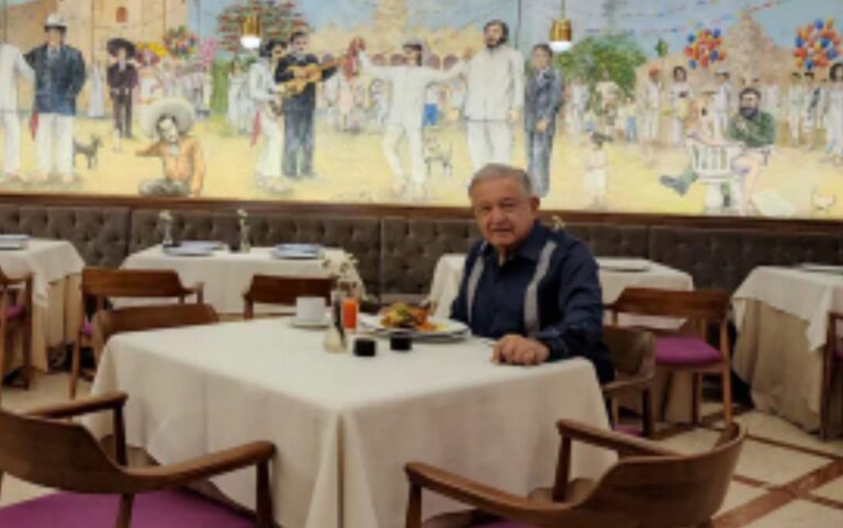 AMLO desayuna huevos motuleños en Mérida