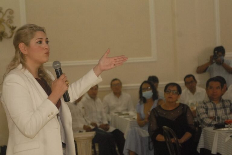 Verónica Farjat se exhibe con la mafia inmobiliaria