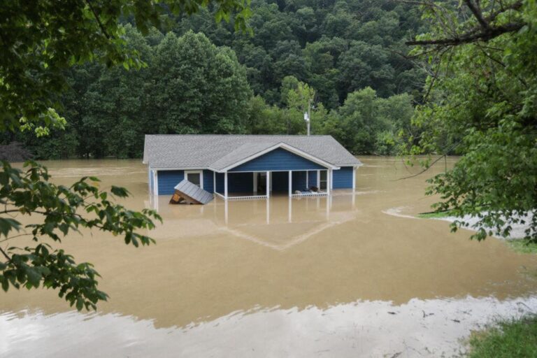 EU: Graves inundaciones en Kentucky, dejan 15 muertos