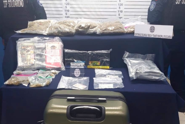 Playa del Carmen: Aseguran maleta con droga en auto abandonado