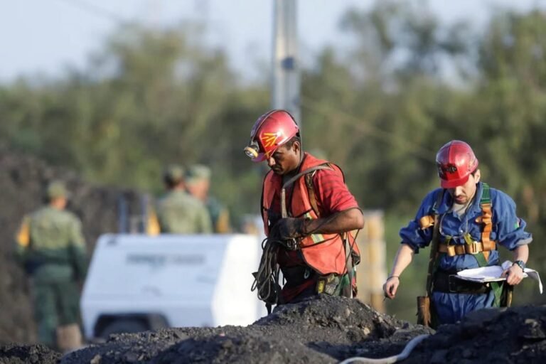 Mineros en Sabinas: Sedena organiza la entrada de rescatistas al pozo una semana después del derrumbe