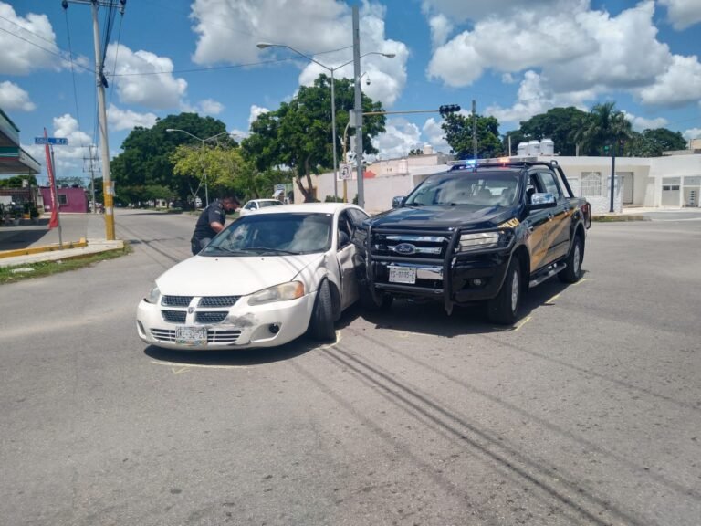 Conductor no respeta señal de alto y choca con patrulla