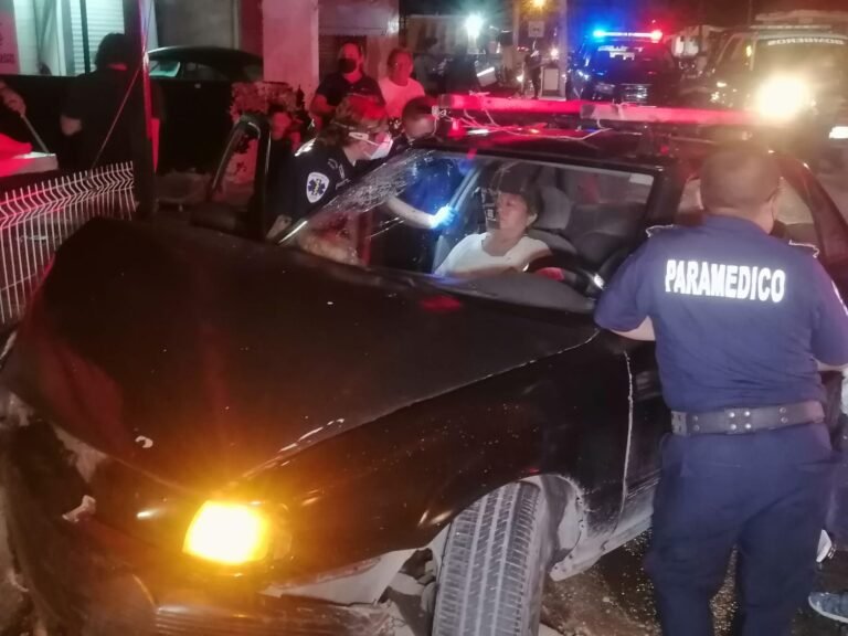 Falla mecánica causa aparatoso accidente