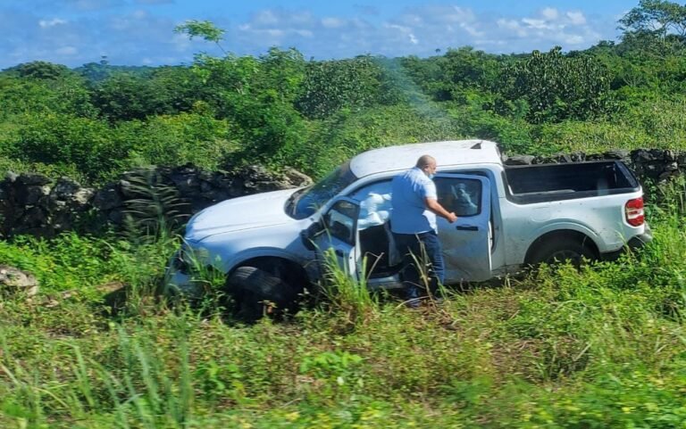 Pierde el control de su camioneta y termina en el monte