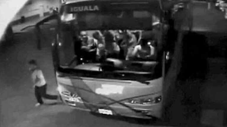 Caso Ayotzinapa: Dan a conocer chats inéditos sobre  “quinto autobús”