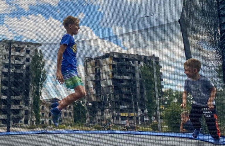 Legisladores rusos quieren prohibir que países hostiles adopten niños rusos