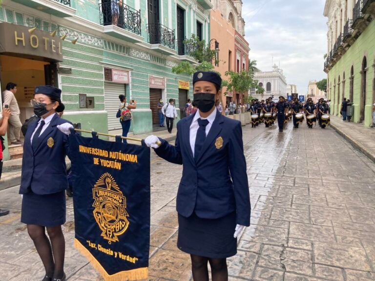 Desfilan  46 escoltas en el centro de Mérida