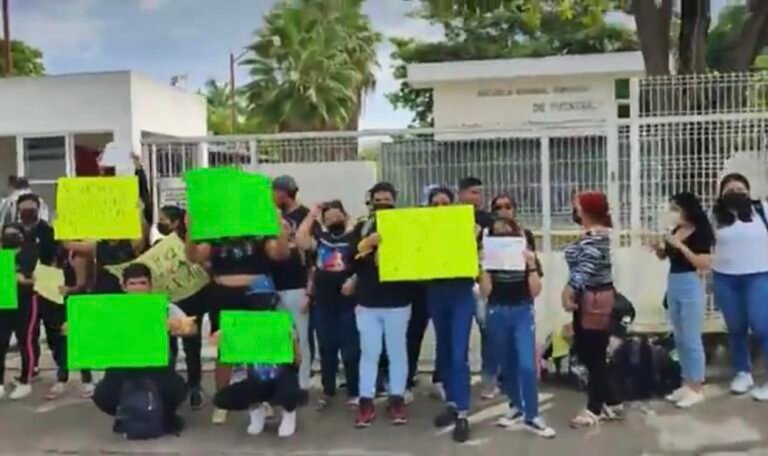 EGRESADOS DE LA NORMAL SUPERIOR PROTESTAN POR FALTA DE TÍTULOS