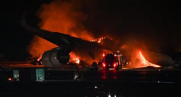 “Caos en el aeropuerto de Tokio: Incendio y cierre de pistas tras impactante accidente entre aviones de Japan Airlines y Guardia Costera”