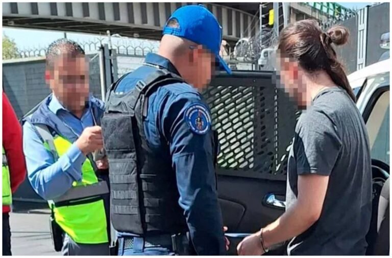 “Incidente en Aeropuerto de Ciudad de México: Pasajero de Aeroméxico Activa Puerta de Emergencia y Salta del Avión en la Pista”