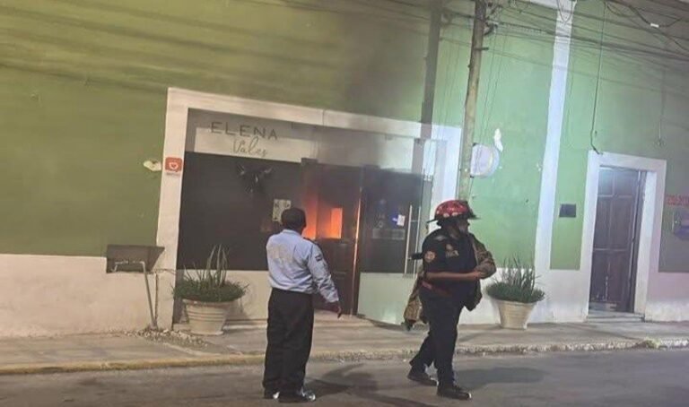 ¡ARDIÓ EL CENTRO DE MÉRIDA! INCENDIO CONSUME PANADERÍA EN LA MADRUGADA