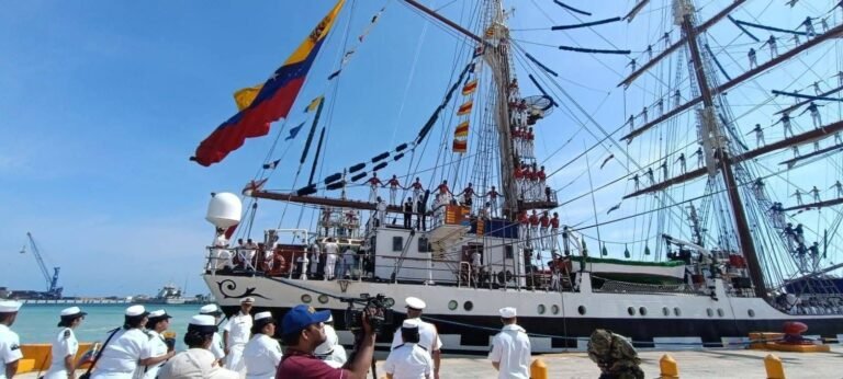 Entre música y aplausos, recibe Progreso al Buque Escuela “Simón Bolívar” de Venezuela