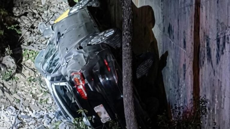 Auto cae del puente del Periférico tras presunta fuga de alcoholímetro en Mérida