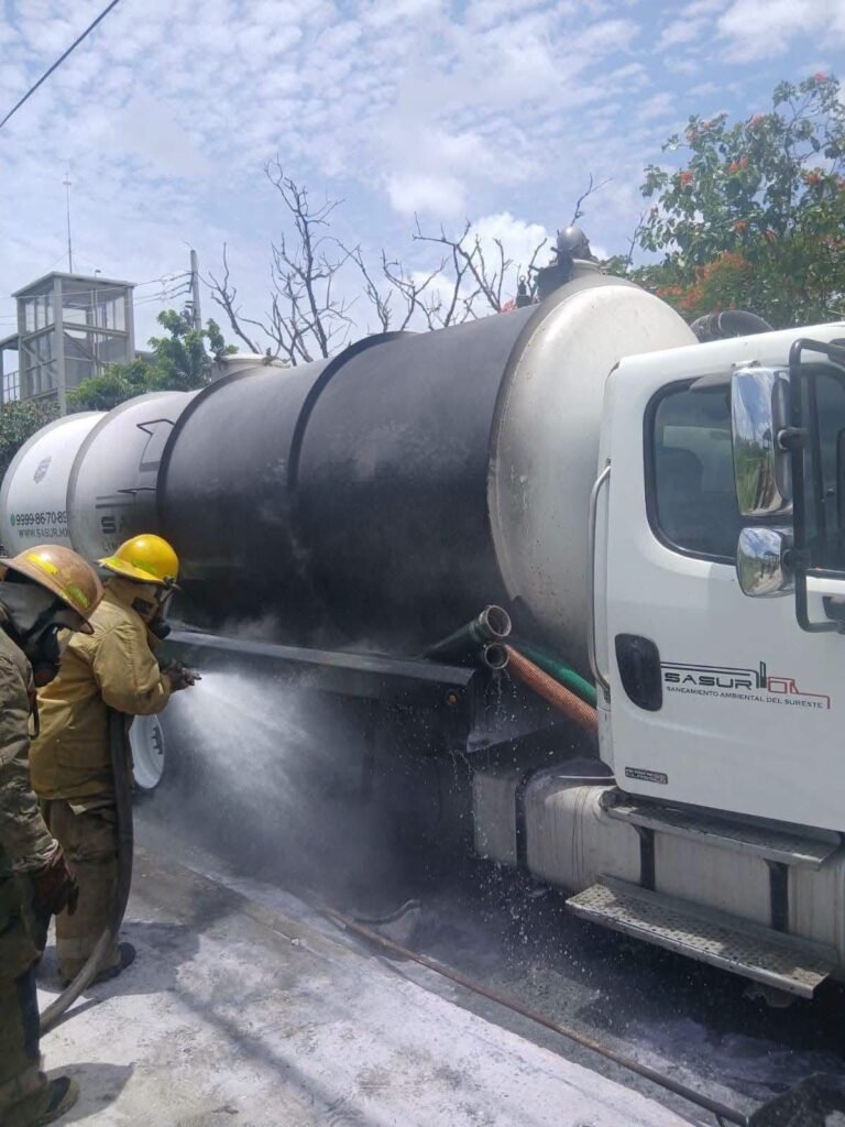 Bomberos de la SSP controlan conato de incendio en pipa sobre el Periférico de Mérida