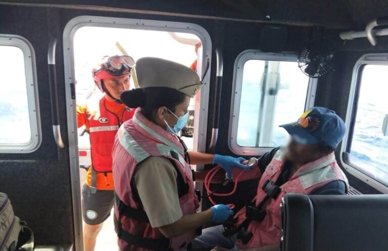 La rápida respuesta de la Secretaría de Marina (Semar) permitió rescatar y brindar atención médica a un pescador que resultó lesionado mientras realizaba labores en altamar, frente a las costas de Progreso.  La emergencia se registró a unos 166 kilómetros al noroeste del puerto de Yucalpetén, cuando un tripulante de una embarcación pesquera sufrió un accidente con un anzuelo, el cual le provocó una herida cortante de aproximadamente cinco por quince centímetros en el brazo izquierdo.  Luego de recibir la llamada de auxilio, la Novena Zona Naval activó de inmediato el protocolo de búsqueda y rescate, enviando una embarcación tipo Defender de la Estación Naval de Búsqueda, Rescate y Vigilancia Marítima (ENSAR) Yucalpetén, con elementos especializados y personal de Sanidad Naval.  Durante el traslado hacia tierra firme, los marinos proporcionaron atención prehospitalaria al pescador, estabilizando su estado de salud para prevenir mayores complicaciones derivadas de la lesión.  Al llegar al muelle de la ENSAR Yucalpetén, el hombre fue entregado a sus familiares, quienes se encargaron de trasladarlo a un hospital para que recibiera atención médica especializada.  La Secretaría de Marina destacó que mantiene disponibles sus unidades de búsqueda y rescate para responder de manera inmediata a cualquier emergencia marítima, reafirmando su compromiso con la protección de la vida humana en el mar, especialmente en un estado como Yucatán, donde la actividad pesquera es fundamental para la economía regional.  La intervención oportuna del personal naval fue clave para que el pescador recibiera atención médica a tiempo y pudiera ser trasladado de forma segura para continuar con su recuperación.