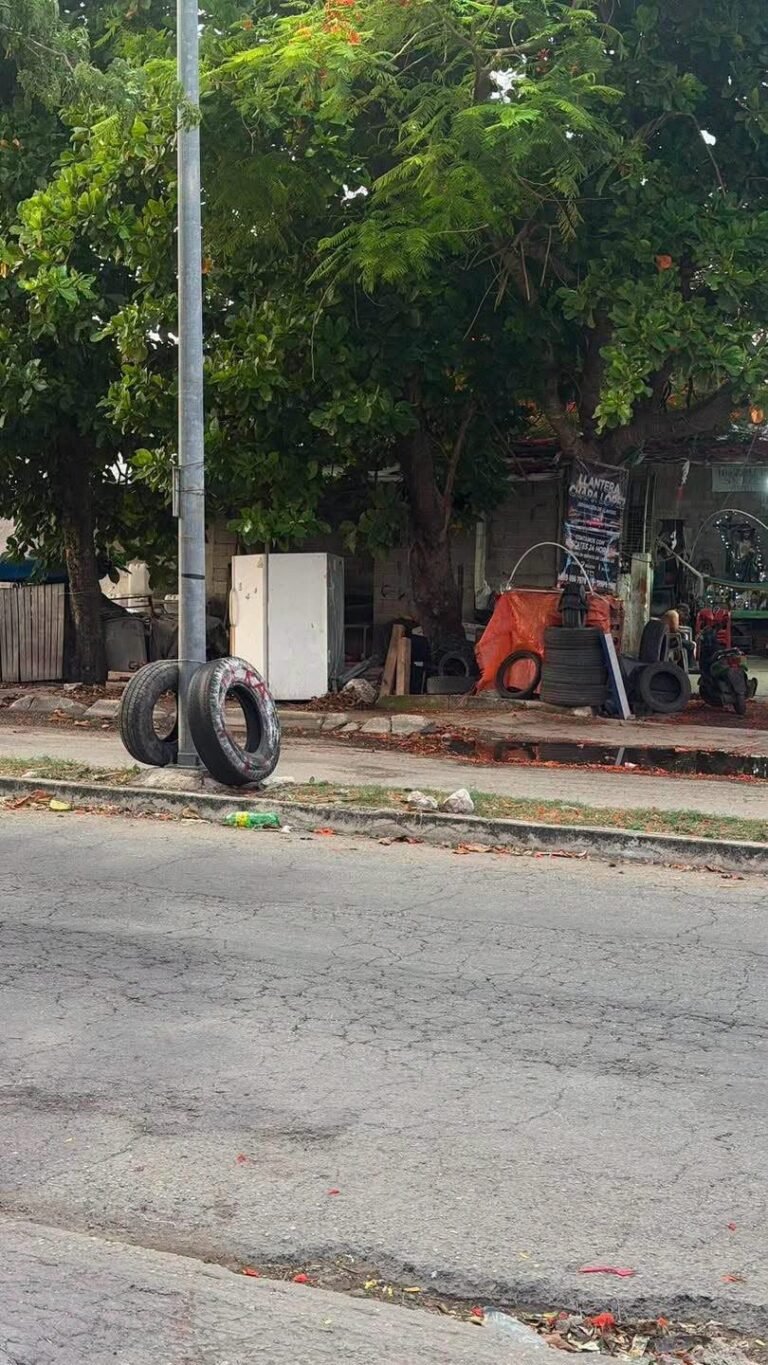 Vecinos de Umán exigen atender presuntas irregularidades en llantera por riesgos sanitarios y obstrucción peatonal