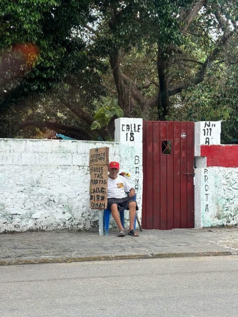 Adulto mayor en Umán arriesga la vida entre banquetas rotas para llegar al Seguro Social