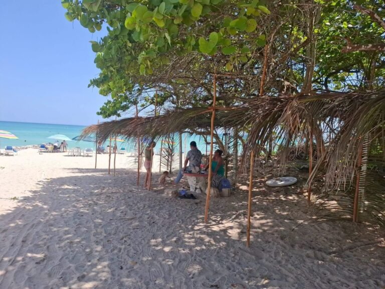 Denuncian presunta apropiación de espacio público en playa de Chuburná Puerto