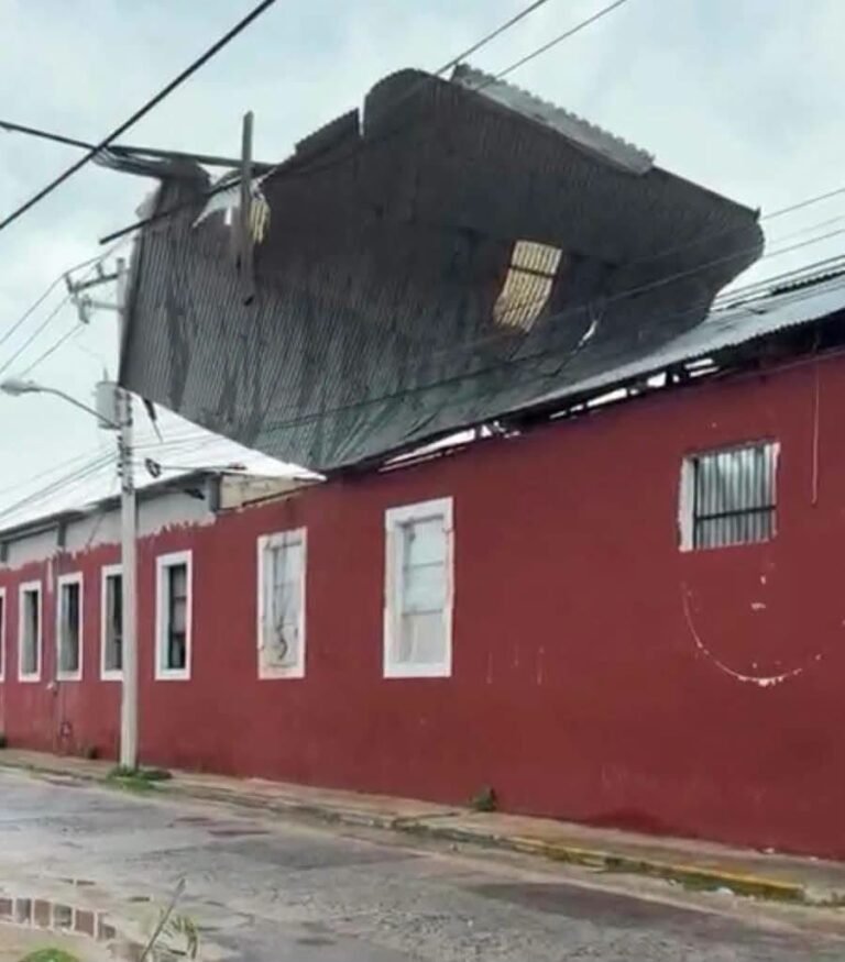 Techo sale volando y queda atrapado en cables de alta tensión en el Centro de Mérida