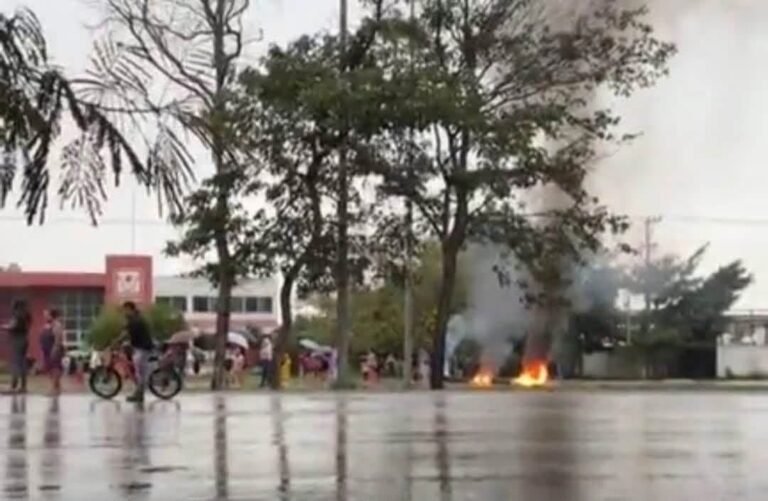 Vecinos llevan al límite la protesta y bloquean el Periférico Sur por falta de luz