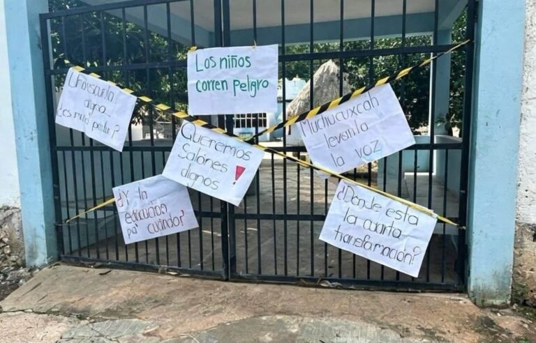 Padres toman primaria en Chankom y exigen rehabilitación antes de permitir el regreso a clases