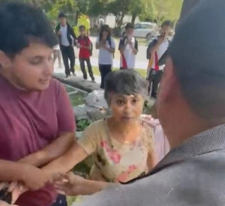 Adulta mayor termina en confrontación con alumna de secundaria en Pensiones