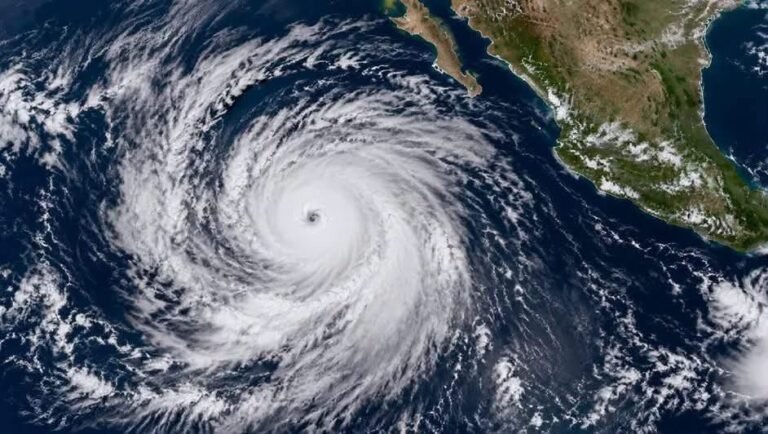 Huracán Polo se fortalece y mantiene en vigilancia al Pacífico mexicano
