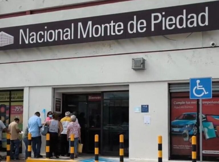 Tras un año de huelga, el Monte de Piedad reabre y recibe a decenas de clientes en Mérida
